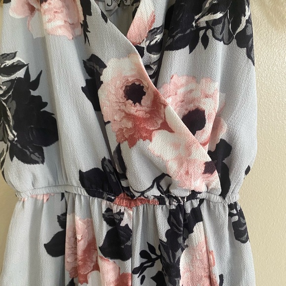 Chic Floral Jumpsuit in Pink and Black - Picture 2 of 3